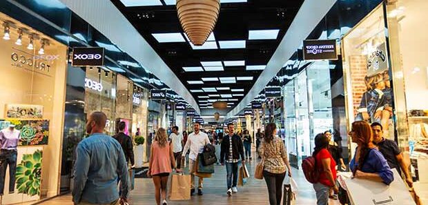 Comparación entre las compras en outlets y las compras en tiendas convencionales